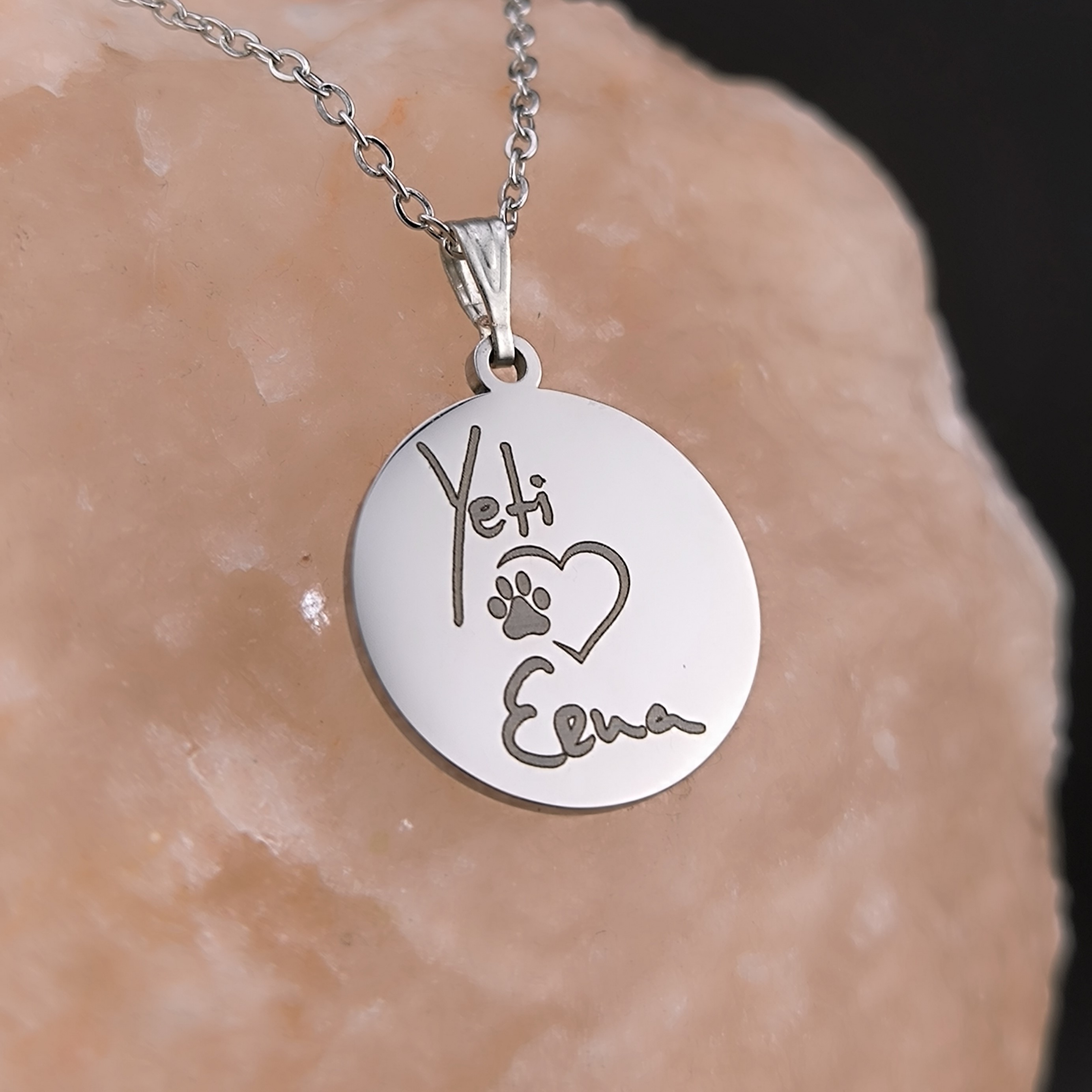 Messer mit tiefer Scrollworks Gravur